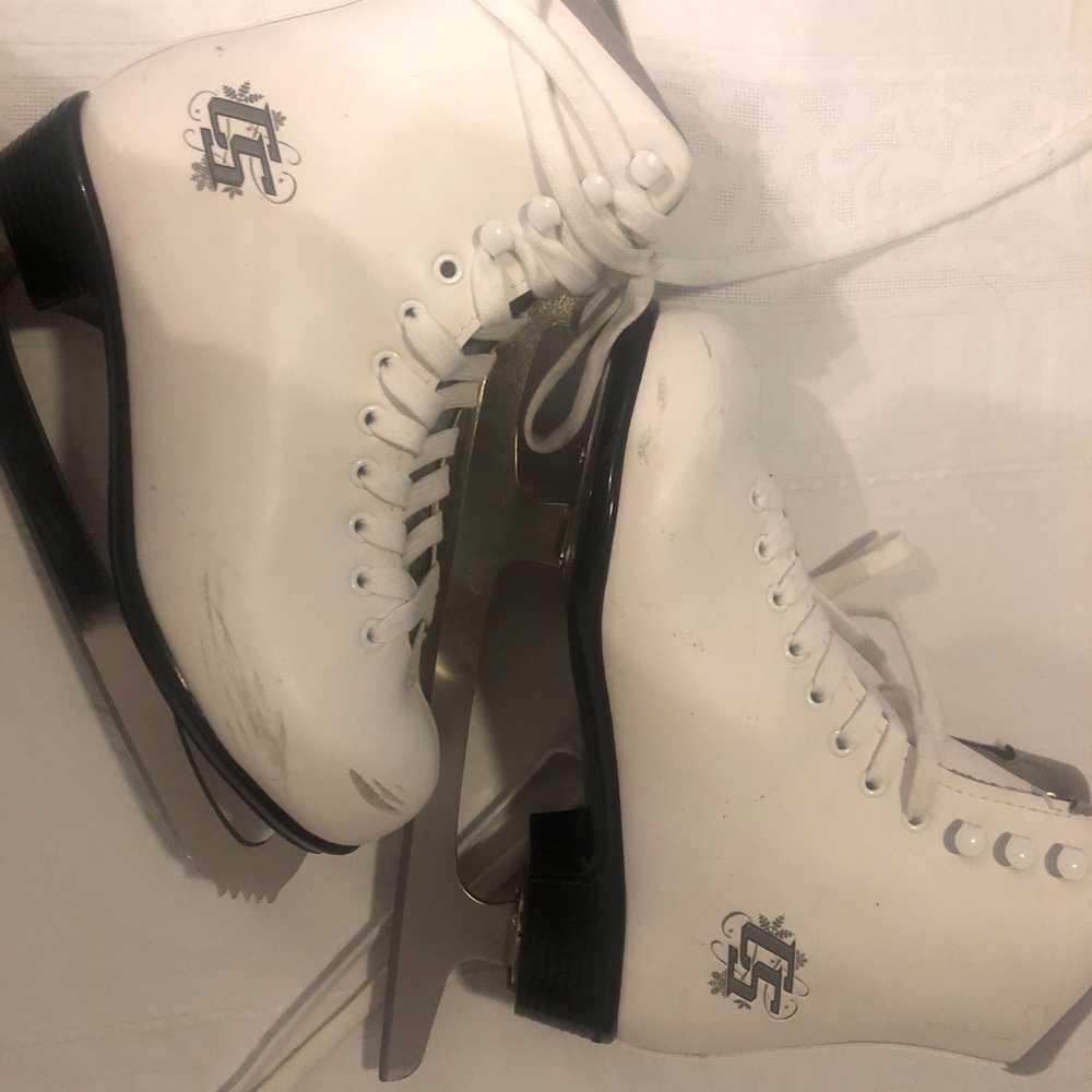 Ice Skates size 5 white Ladys great condition